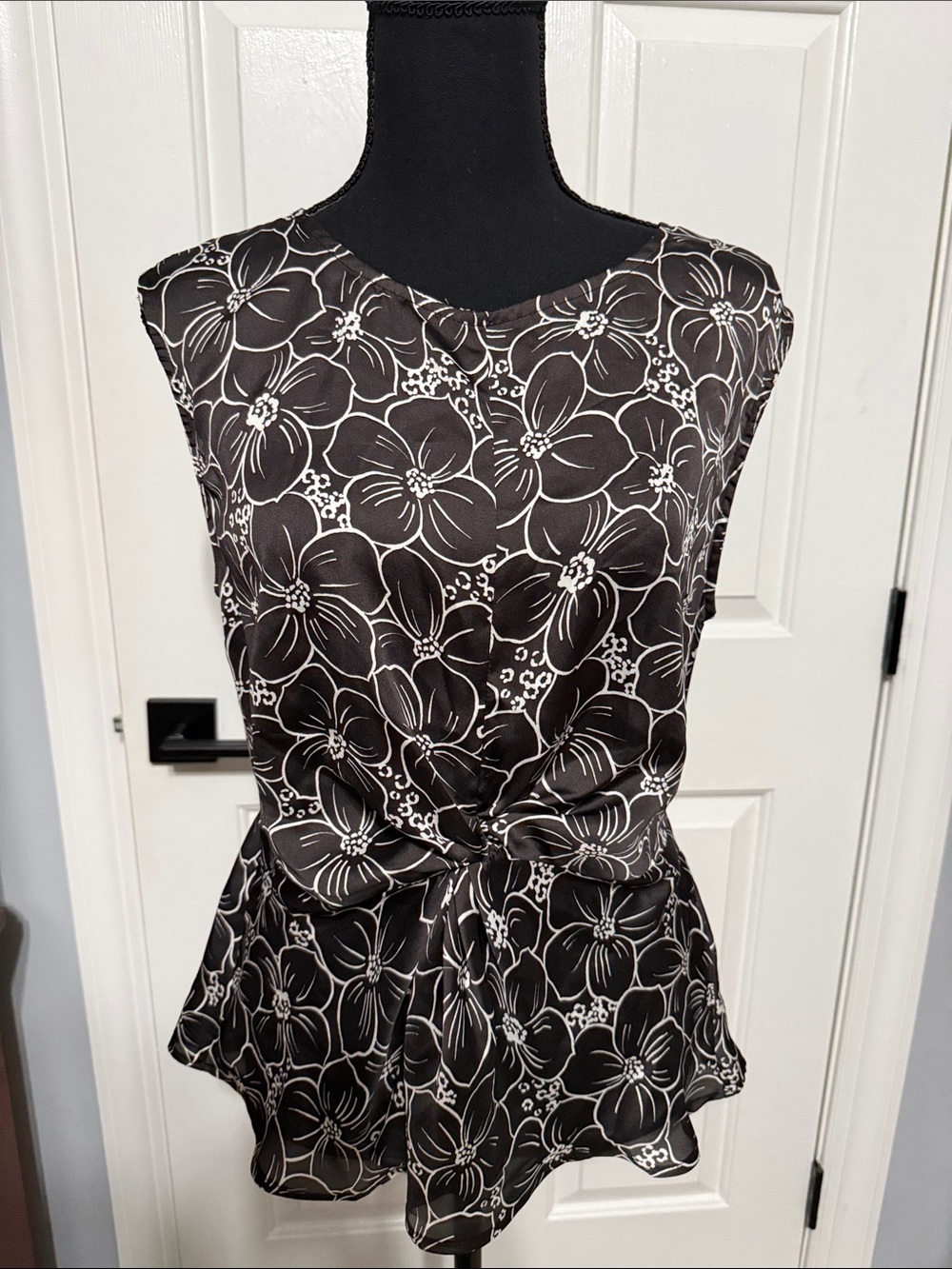 Gilli Black and White Floral Tie-Front Blouse